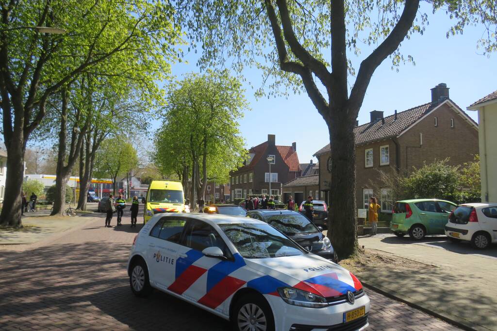 Bestuurder rijdt met auto op tuinhek