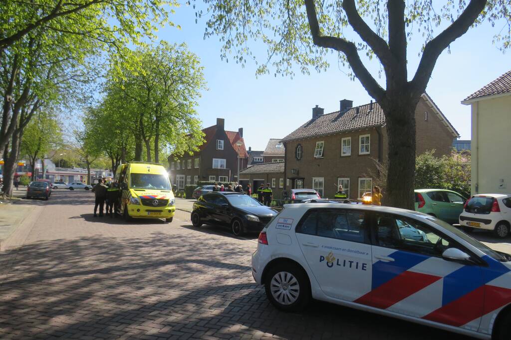 Bestuurder rijdt met auto op tuinhek