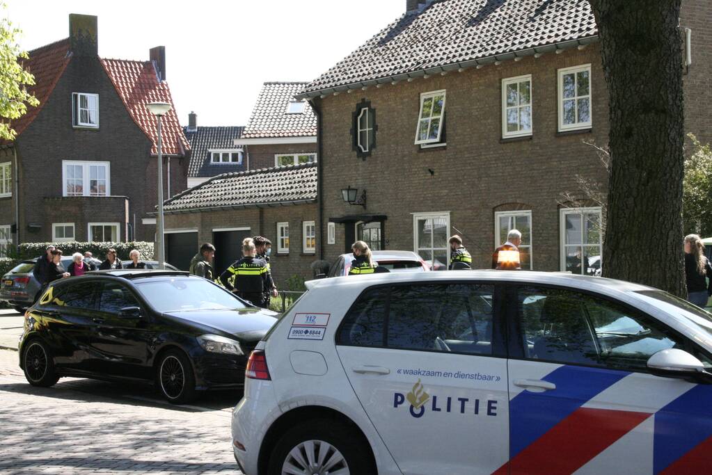 Bestuurder rijdt met auto op tuinhek