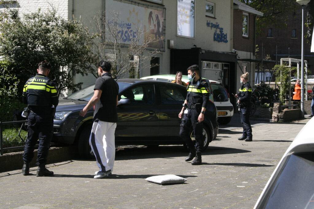 Bestuurder rijdt met auto op tuinhek