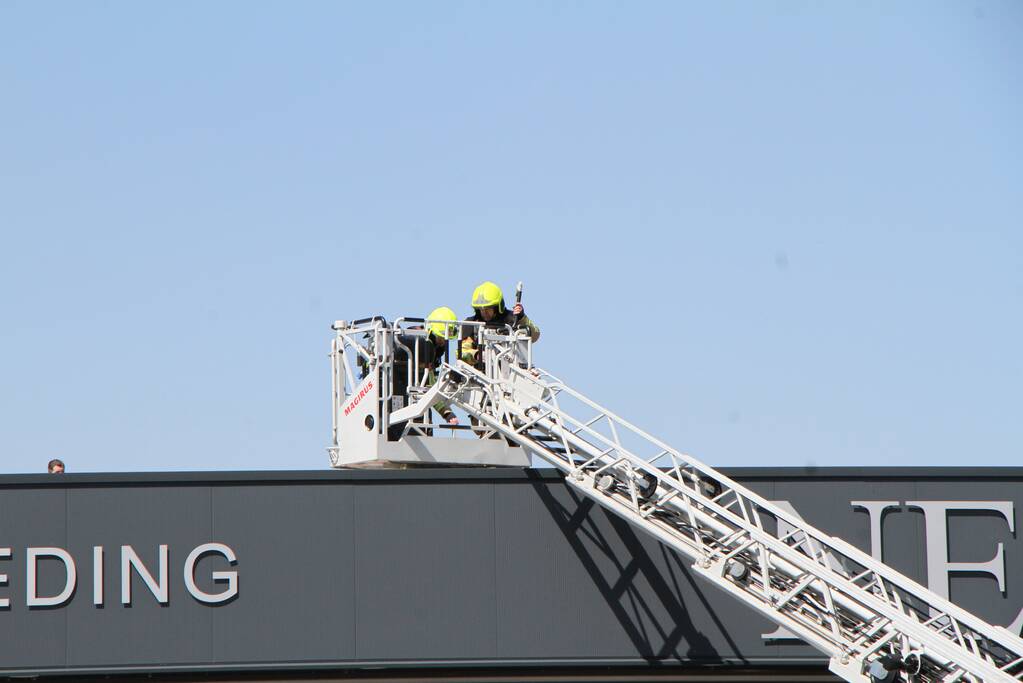 Onderzoek naar brand op dak van bedrijfspand