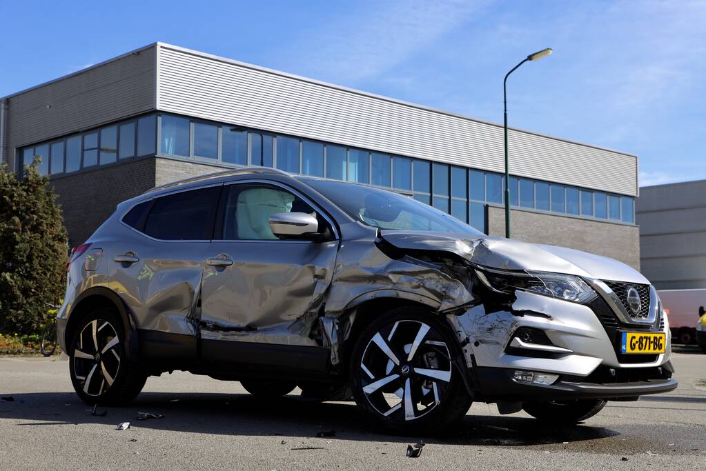 Twee auto's botsen op industrieterrein Haarbrug-Noord