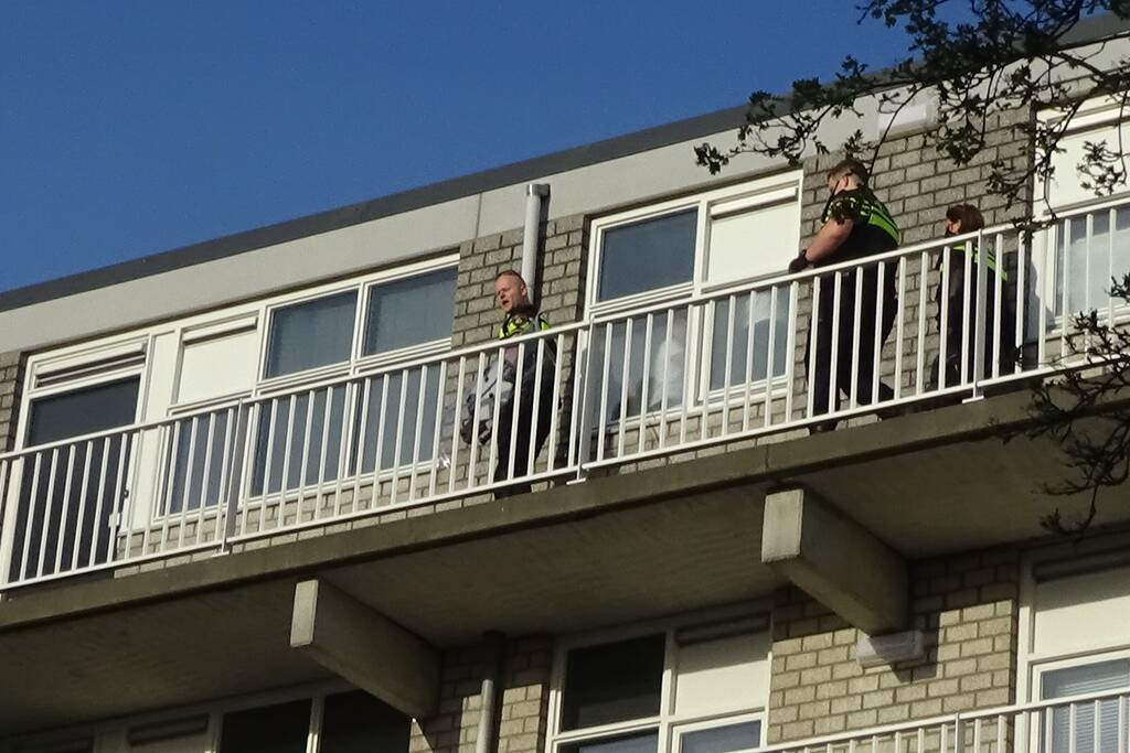 Politie en ambulance aanwezig voor een incident in woning