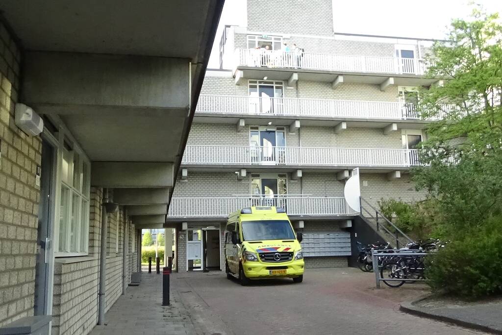 Politie en ambulance aanwezig voor een incident in woning