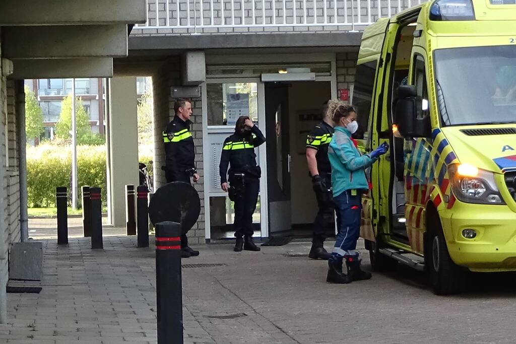 Politie en ambulance aanwezig voor een incident in woning