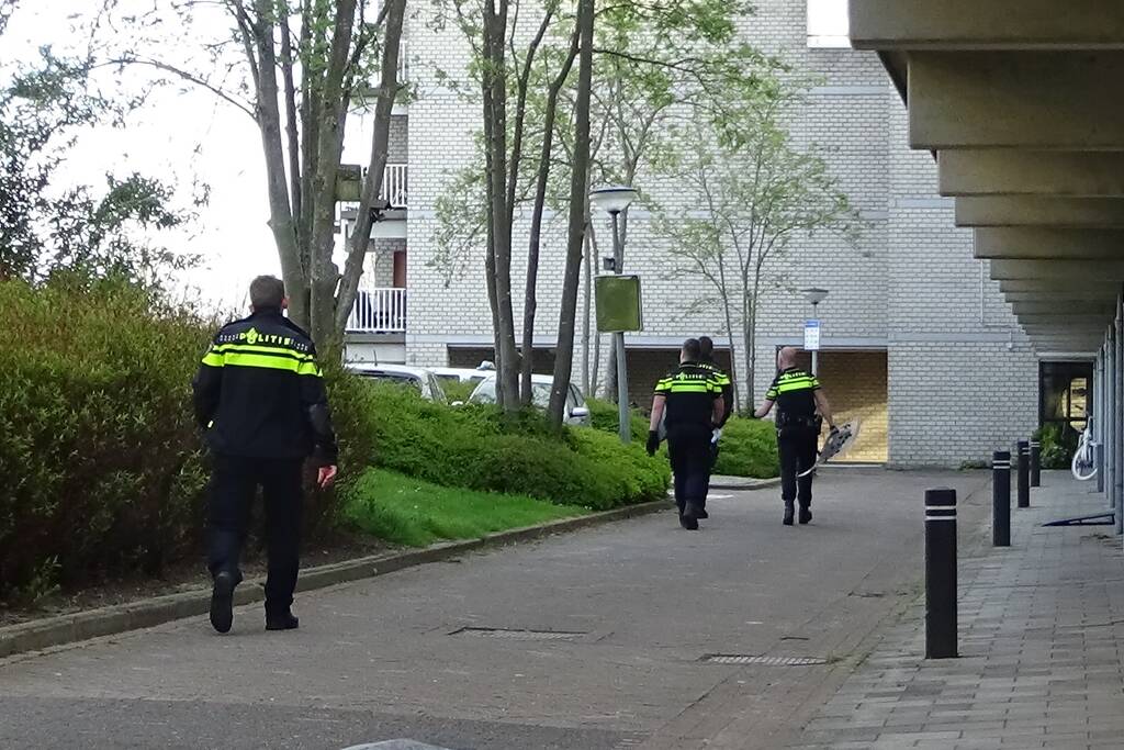 Politie en ambulance aanwezig voor een incident in woning