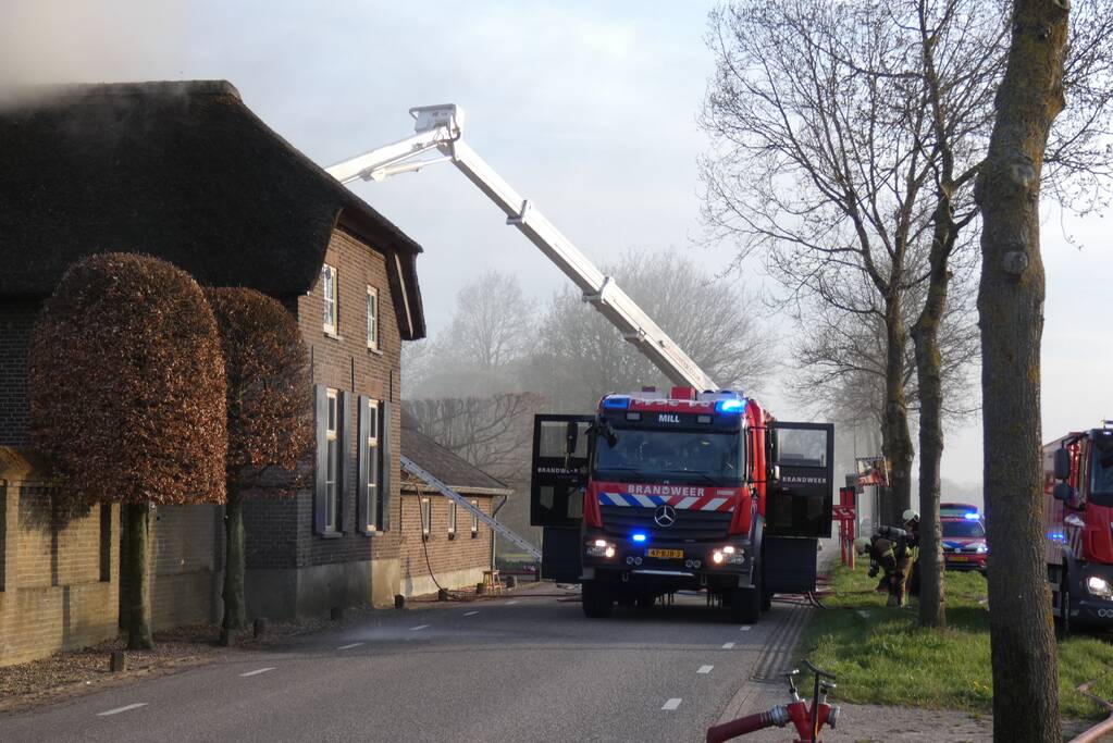 Brandweer bestrijdt grote brand in woning