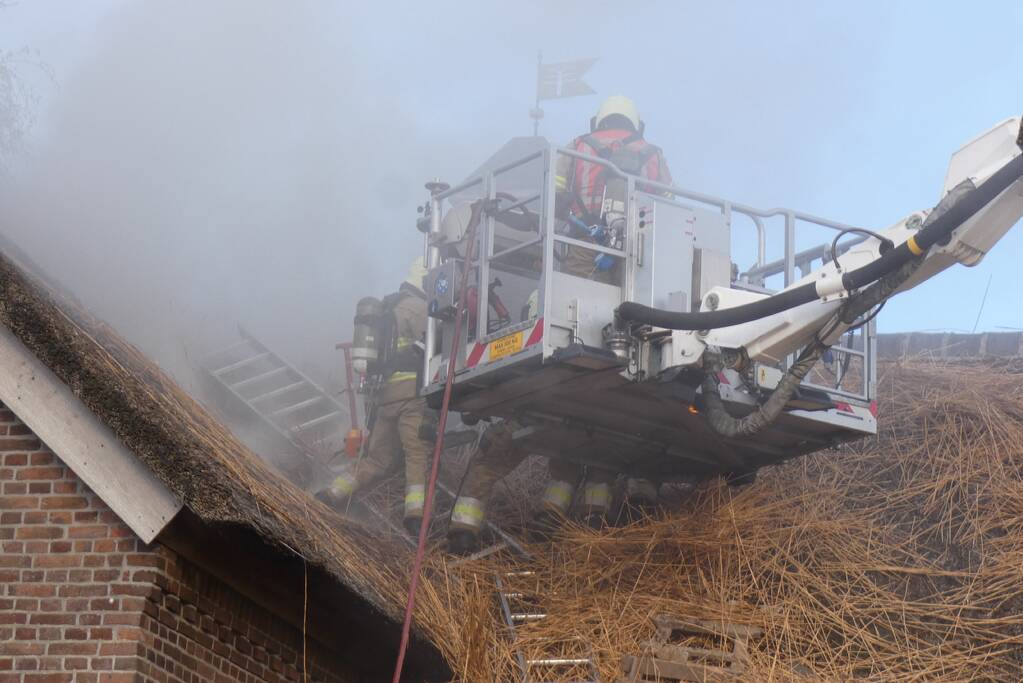 Brandweer bestrijdt grote brand in woning