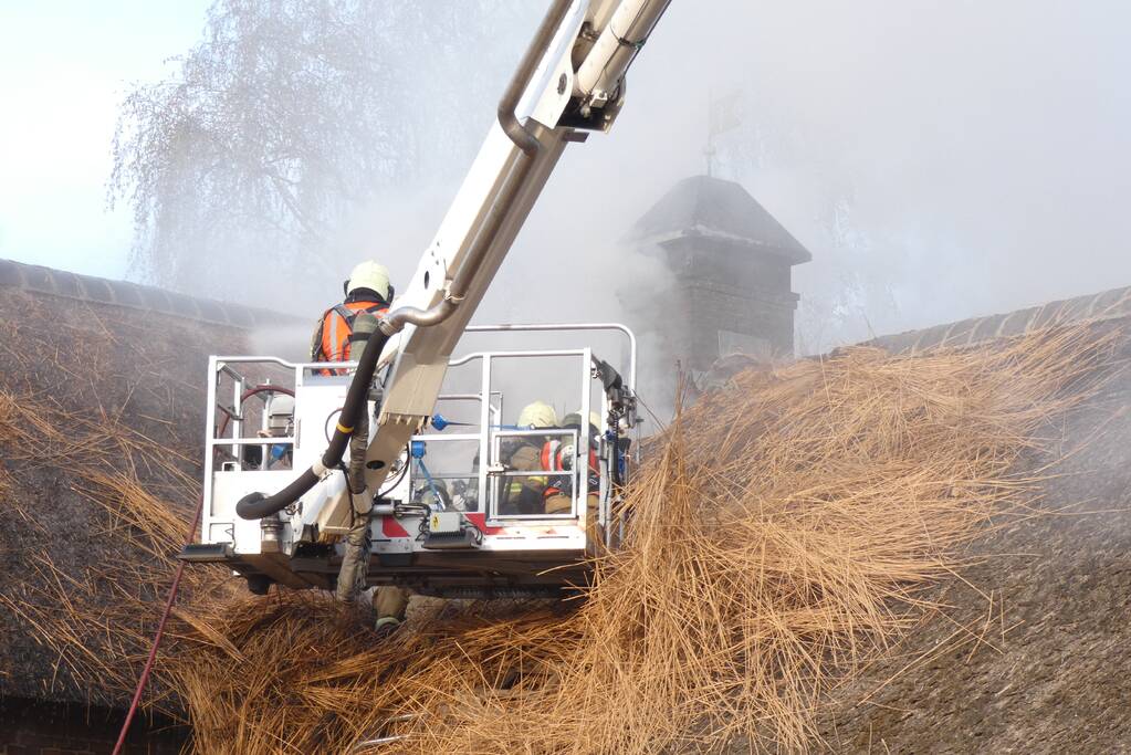 Brandweer bestrijdt grote brand in woning