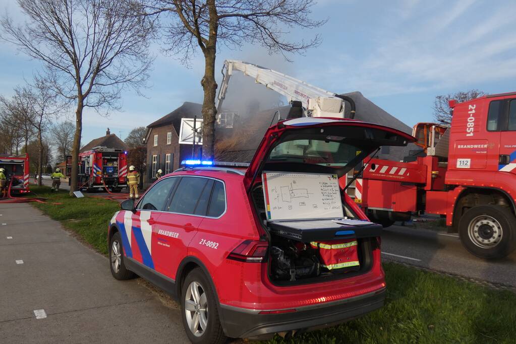 Brandweer bestrijdt grote brand in woning