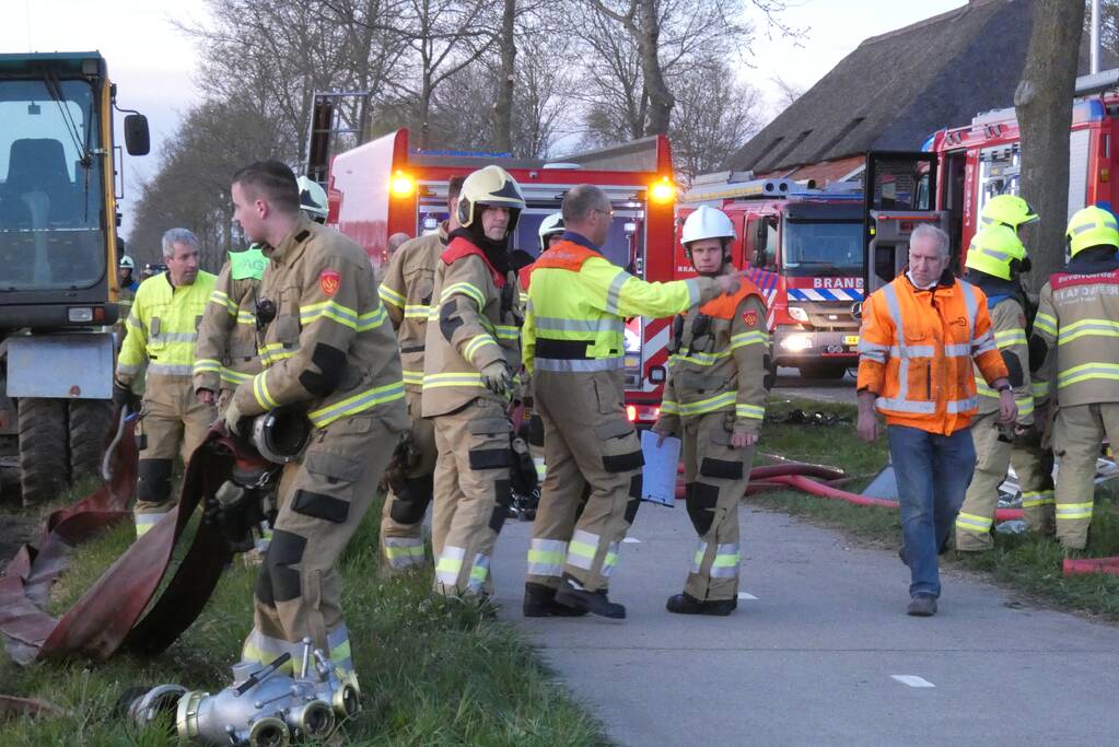 Brandweer bestrijdt grote brand in woning