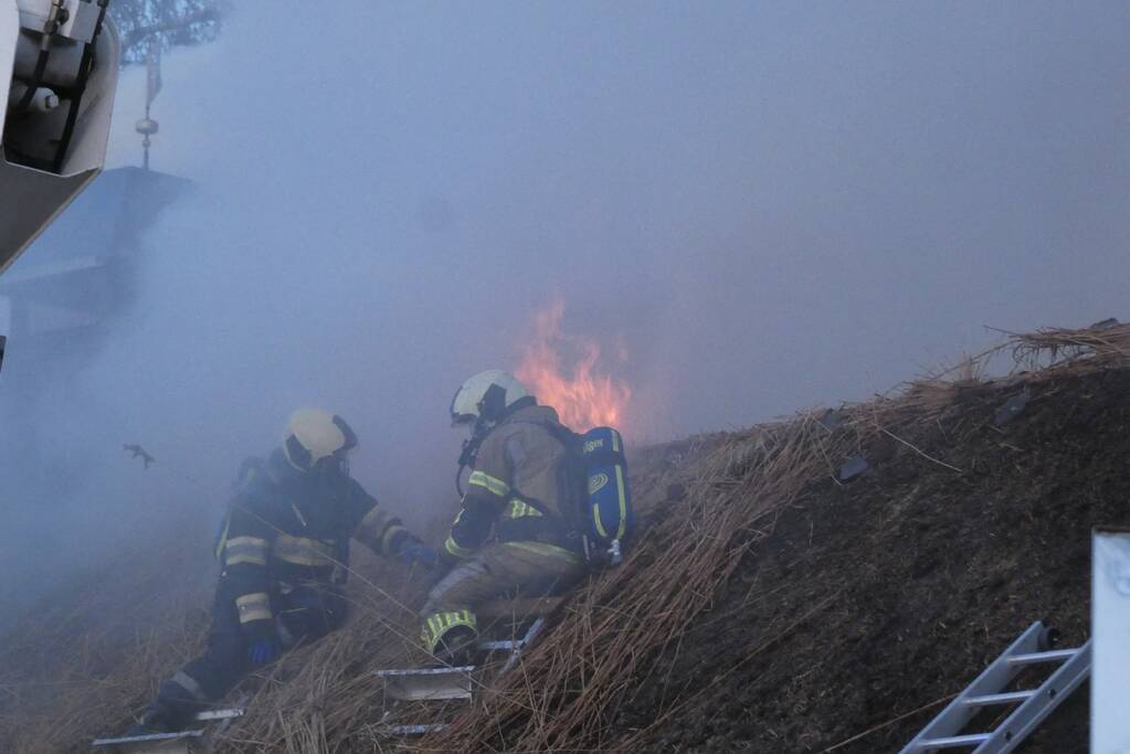 Brandweer bestrijdt grote brand in woning