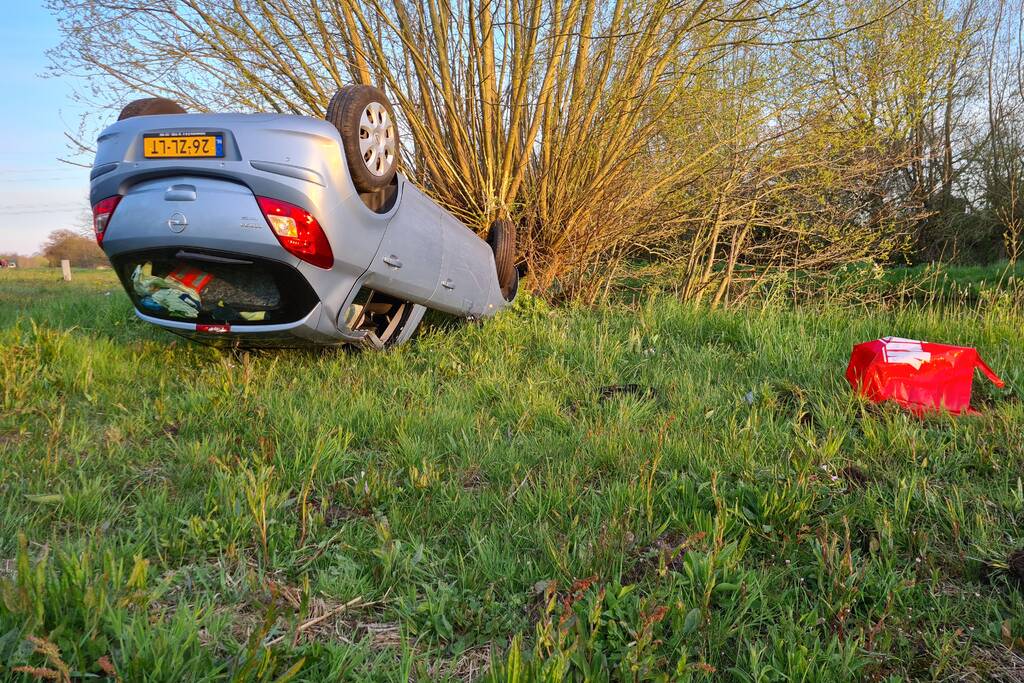 Personenauto raakt in slip en slaat over de kop