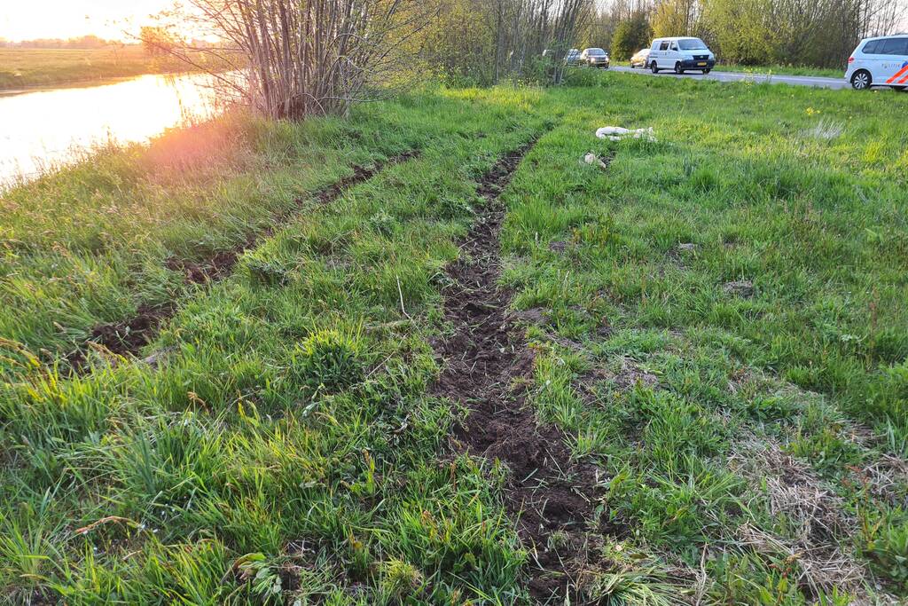 Personenauto raakt in slip en slaat over de kop