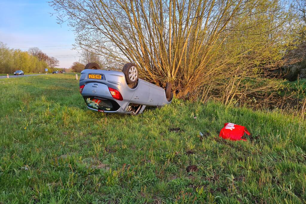 Personenauto raakt in slip en slaat over de kop