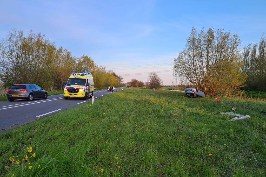 Personenauto raakt in slip en slaat over de kop