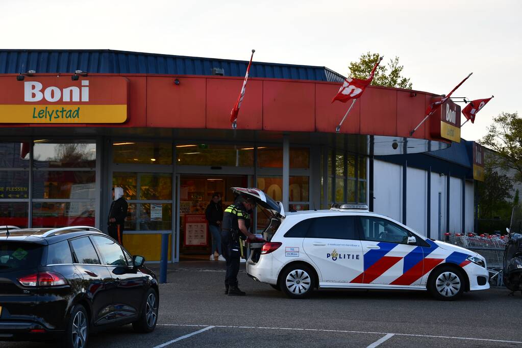 Politie aanwezig door winkeldiefstal met geweld in Boni