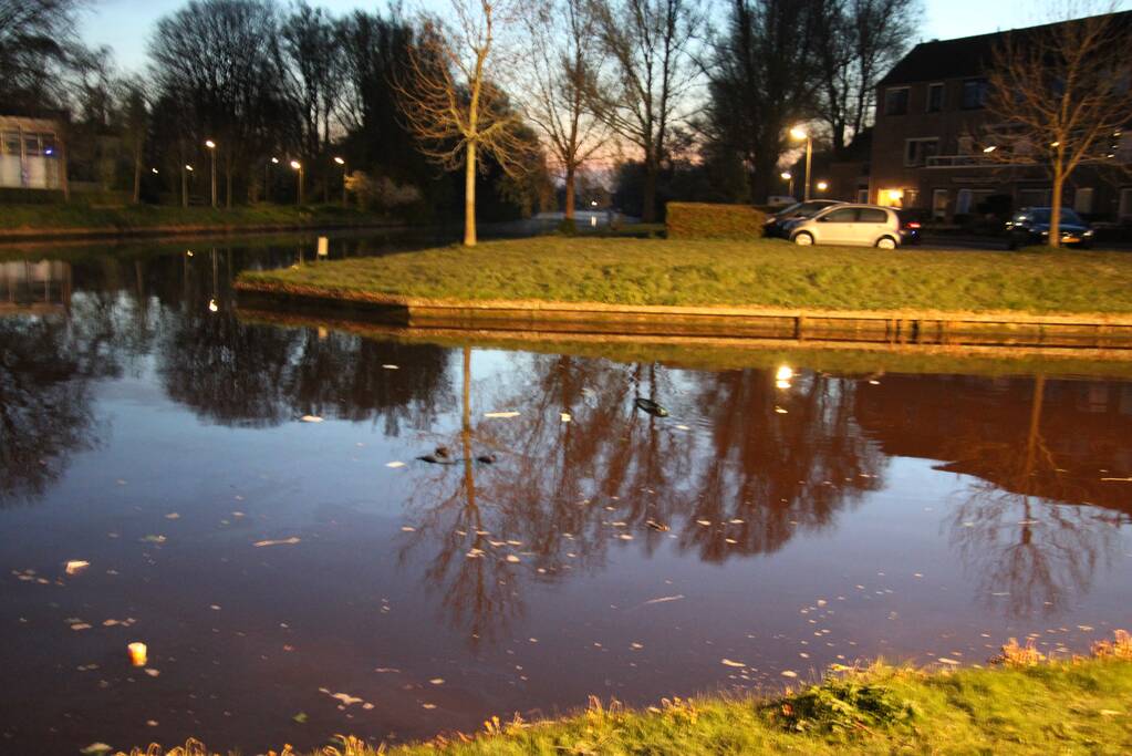 Auto raakt te water; inzittenden op de vlucht