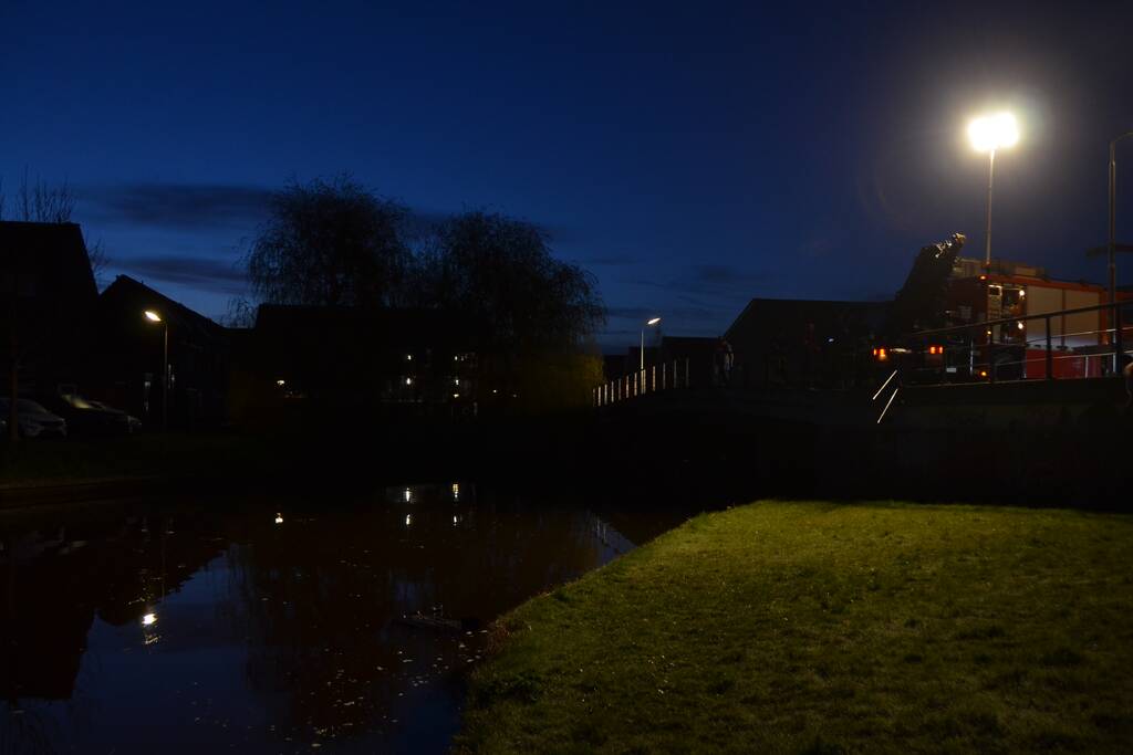 Auto raakt te water; inzittenden op de vlucht