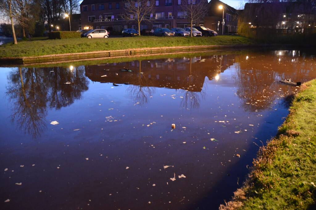 Auto raakt te water; inzittenden op de vlucht