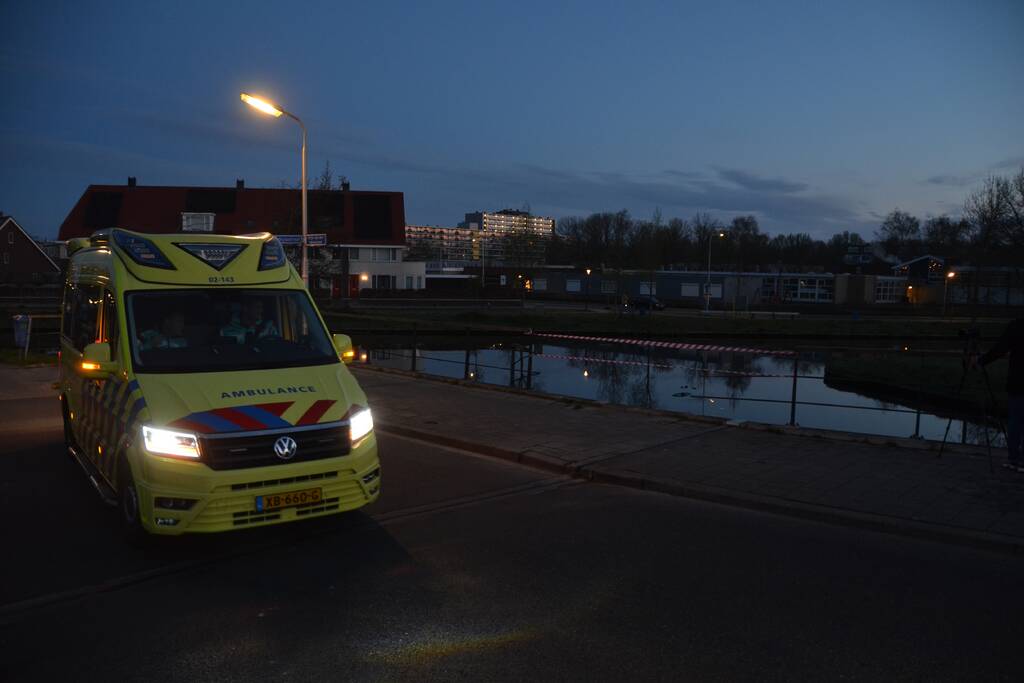 Auto raakt te water; inzittenden op de vlucht