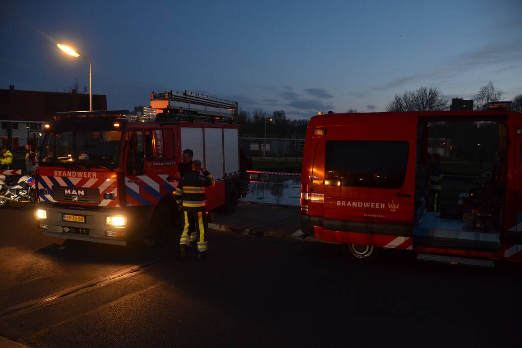 Auto raakt te water; inzittenden op de vlucht