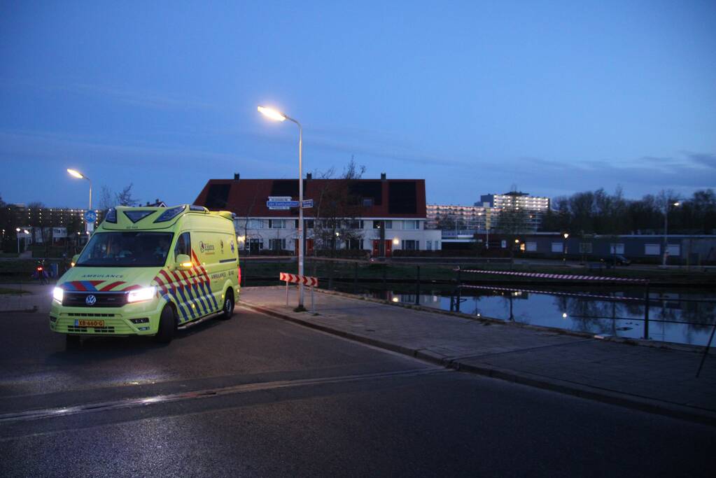 Auto raakt te water; inzittenden op de vlucht