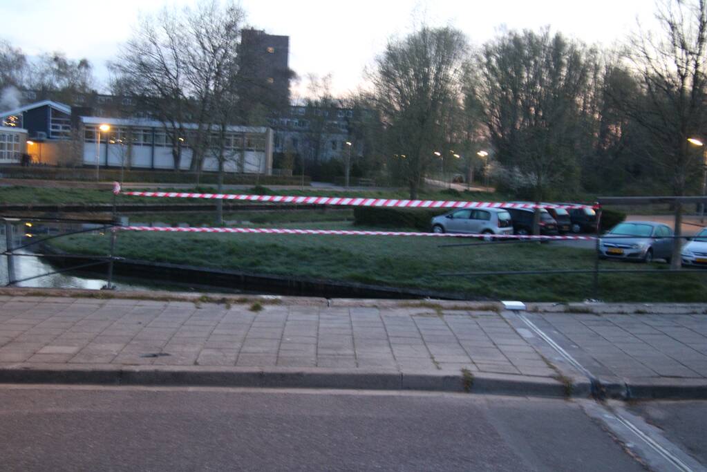 Auto raakt te water; inzittenden op de vlucht