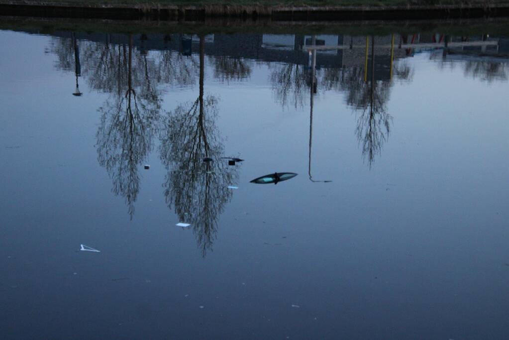 Auto raakt te water; inzittenden op de vlucht