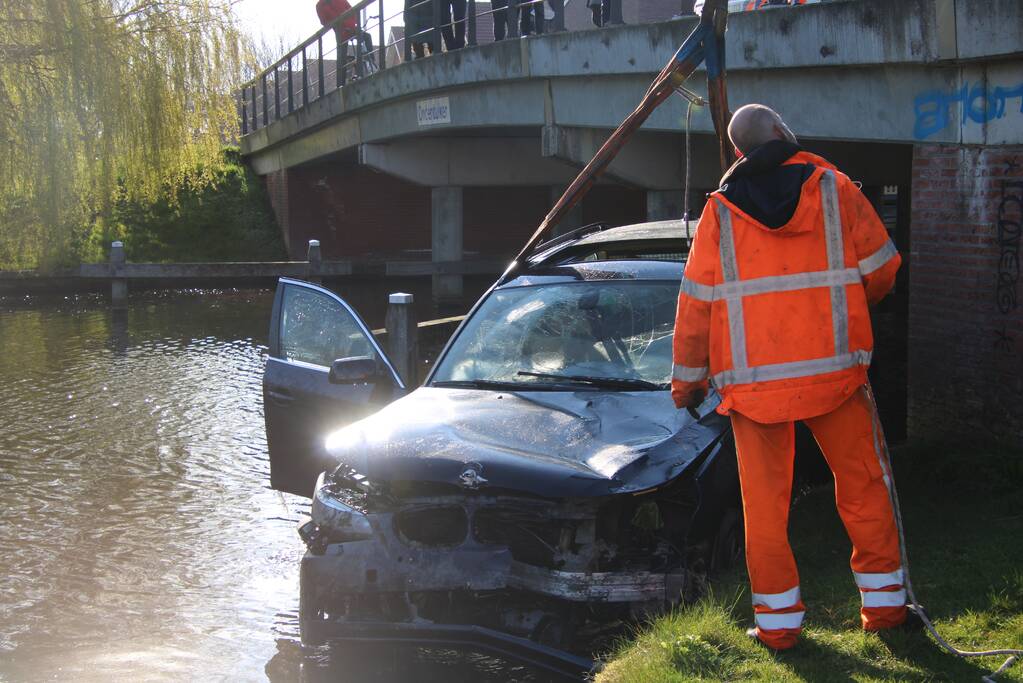 Auto raakt te water; inzittenden op de vlucht