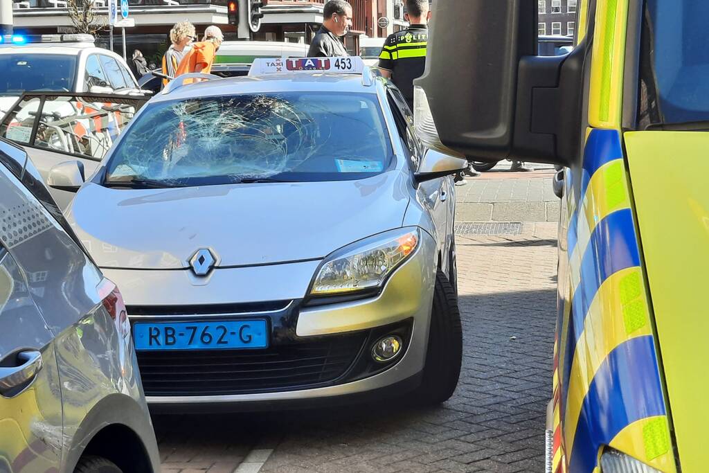 Fietser gewond door aanrijding met taxi