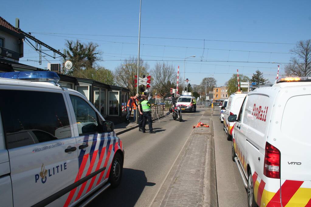 Motor heeft veel schade door botsing met personenauto en trein