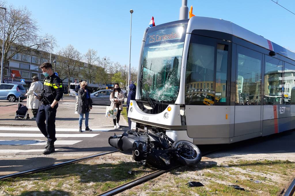 Motorrijder gewond door botsing met tram