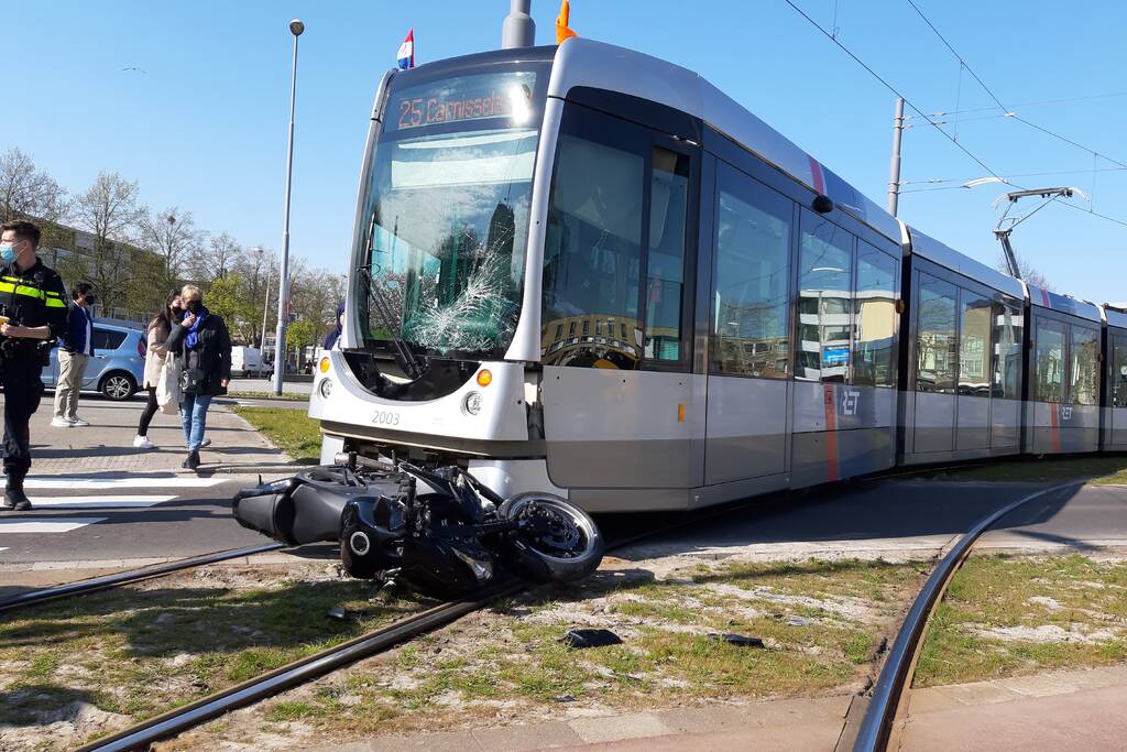 Motorrijder gewond door botsing met tram