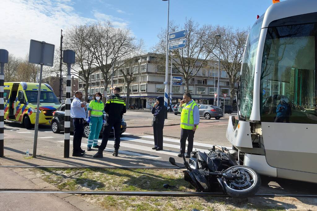 Motorrijder gewond door botsing met tram