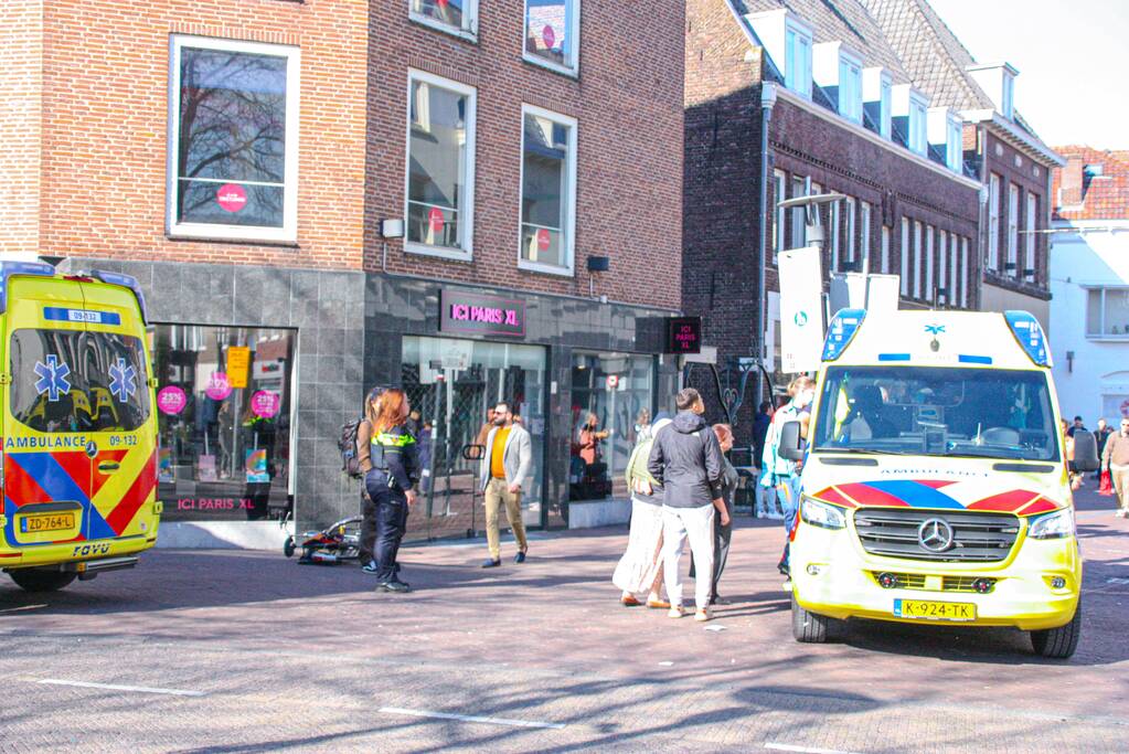 Ongeval tussen scooter en fiets trekt veel bekijks