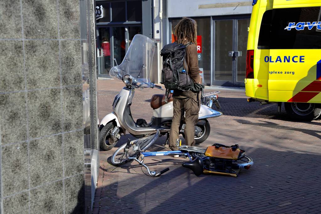 Ongeval tussen scooter en fiets trekt veel bekijks