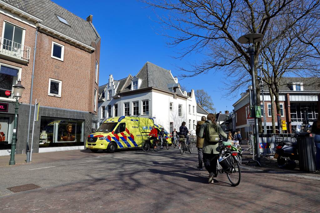 Ongeval tussen scooter en fiets trekt veel bekijks