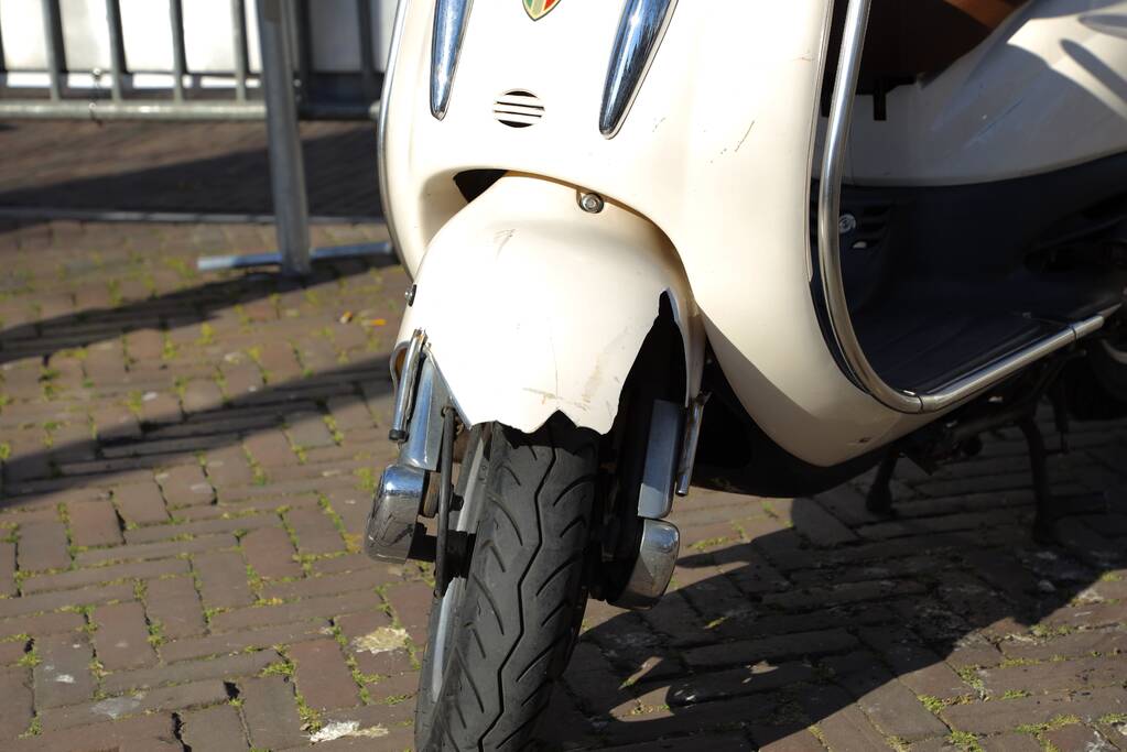 Ongeval tussen scooter en fiets trekt veel bekijks