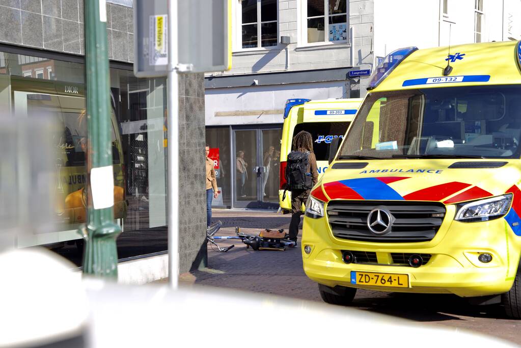 Ongeval tussen scooter en fiets trekt veel bekijks