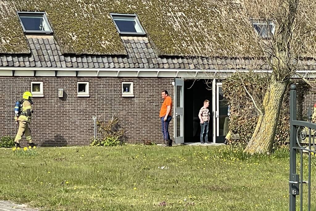 Brandweer doet controle na brand in oven