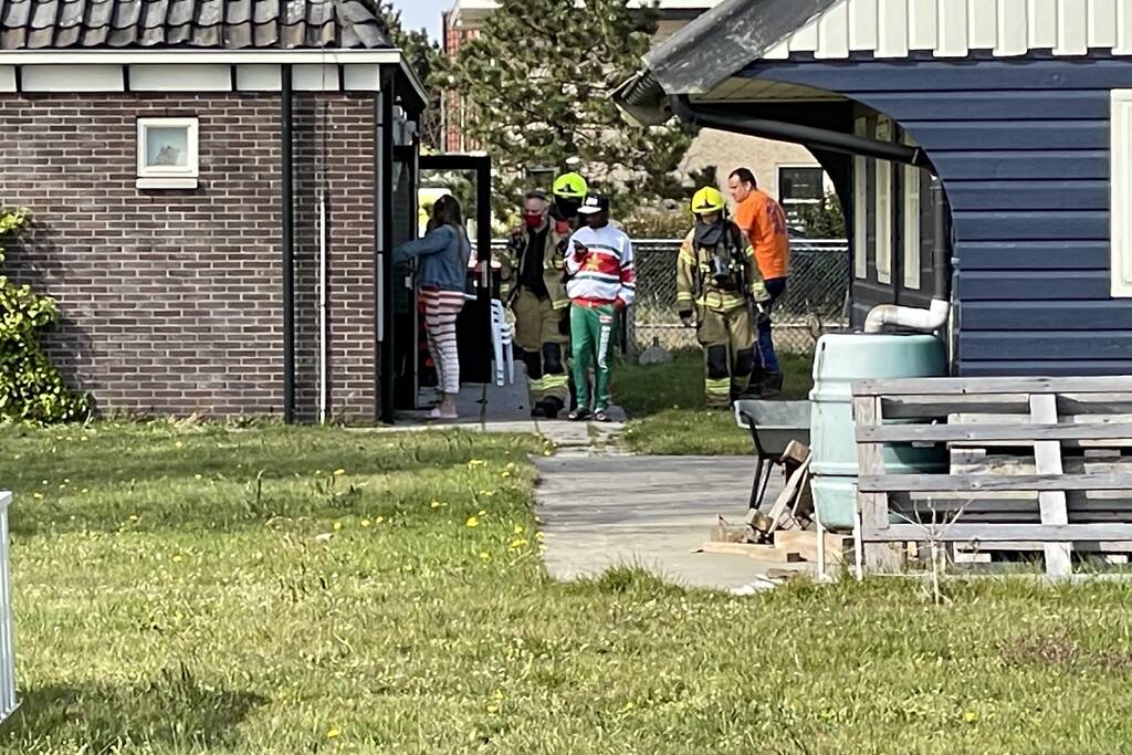 Brandweer doet controle na brand in oven