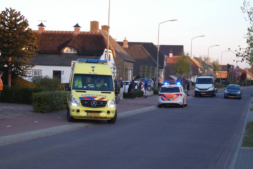 Wielrenner geschept door auto