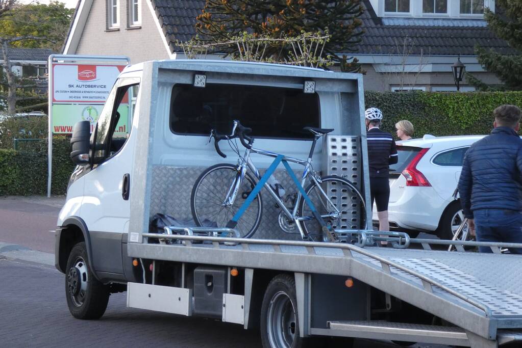 Wielrenner geschept door auto