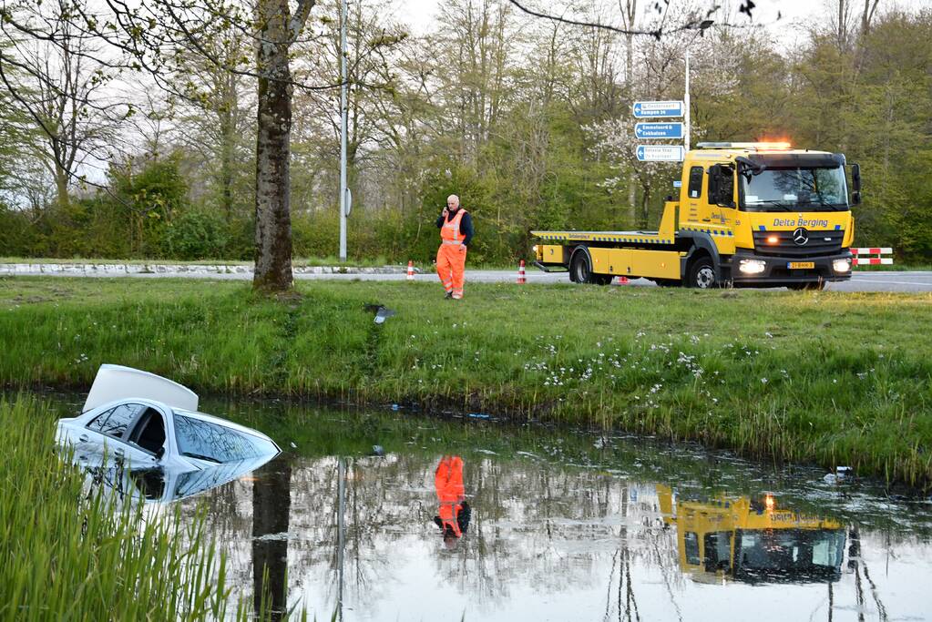 Auto rijdt diepe sloot in