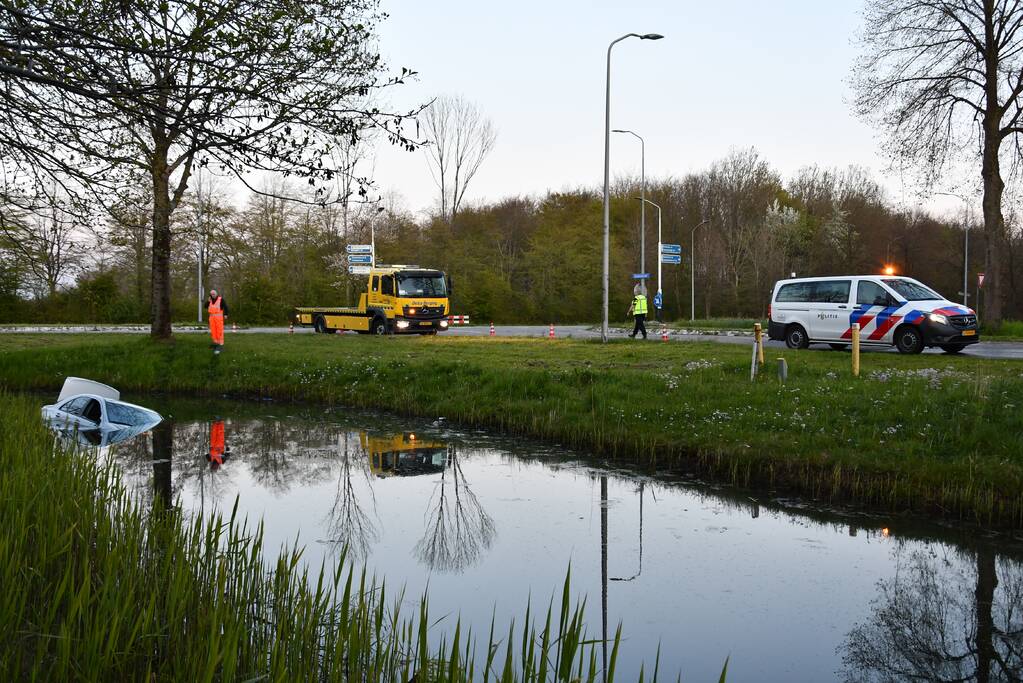 Auto rijdt diepe sloot in