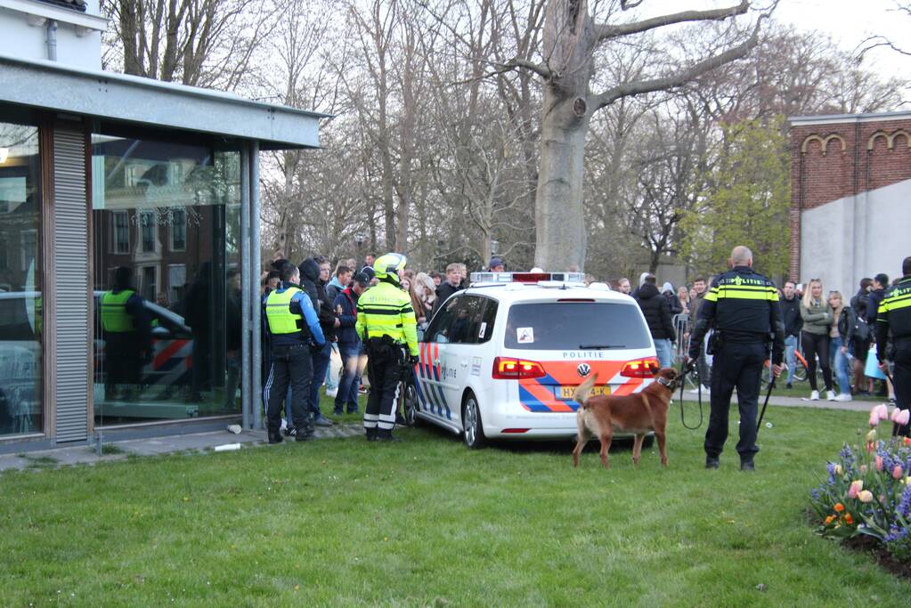 Jongeren keren zich tegen politie in Prinsentuin