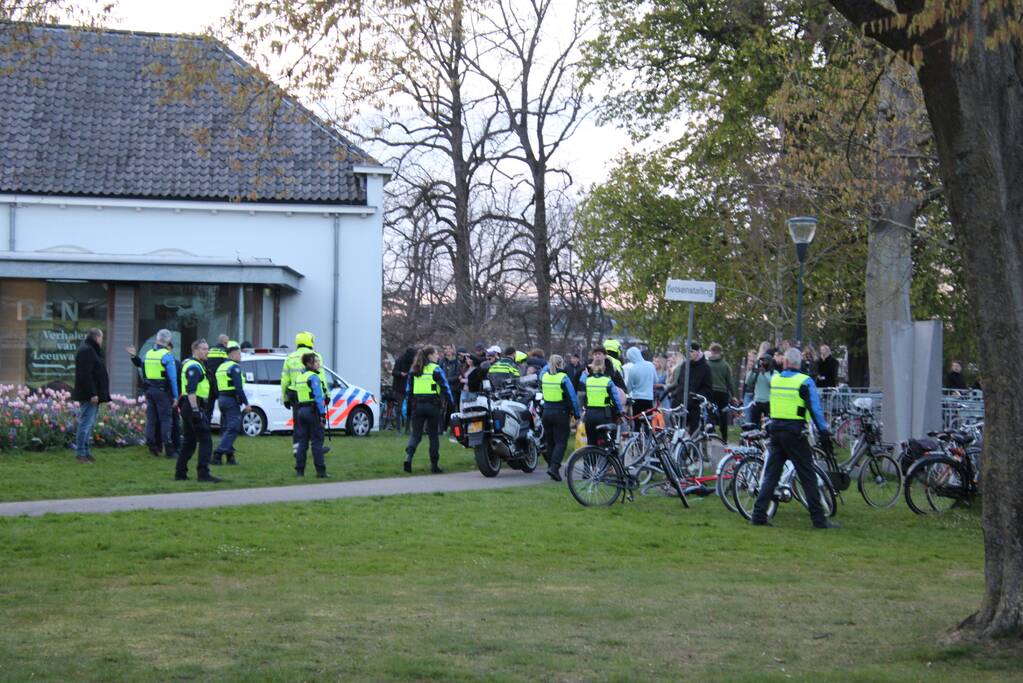Jongeren keren zich tegen politie in Prinsentuin