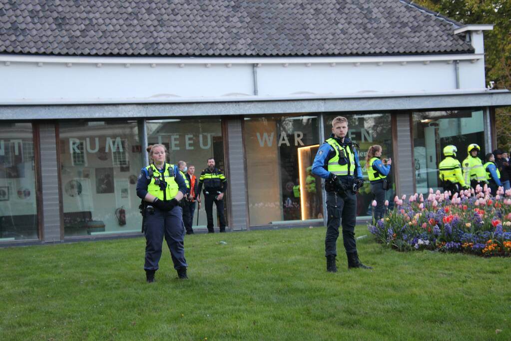 Jongeren keren zich tegen politie in Prinsentuin