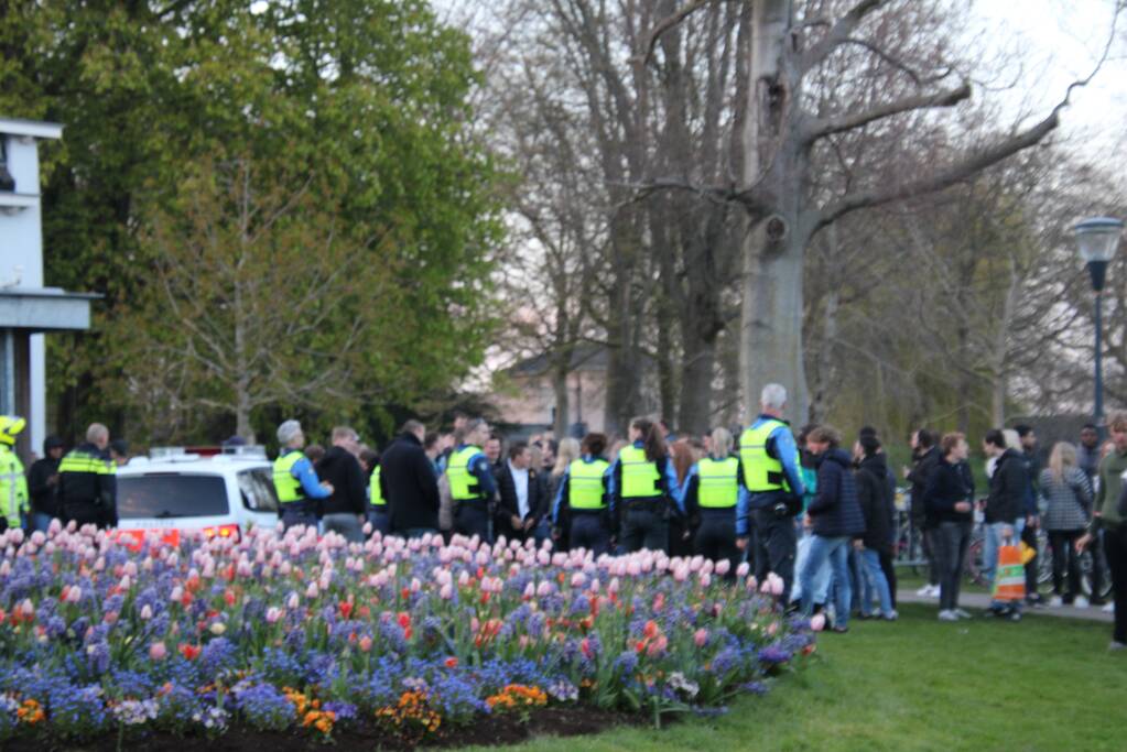 Jongeren keren zich tegen politie in Prinsentuin